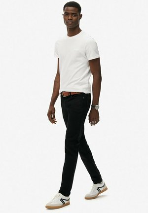 - Jeansy Slim Fit