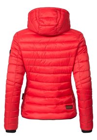 Röd vadderad jacka med huva, med sydda horisontella linjer, en elegant design och elastiska mudd för en trygg passform. Etiketter på sidan.