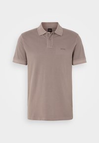 Polo taupe pour homme à manches courtes avec patte de boutonnage à deux boutons et logo BOSS discret sur la poitrine gauche, sur fond blanc.