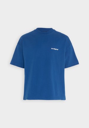 T-shirt bleu à manches courtes avec petit logo blanc "lowlights" sur la poitrine gauche, col rond et coupe décontractée, sur fond uni.