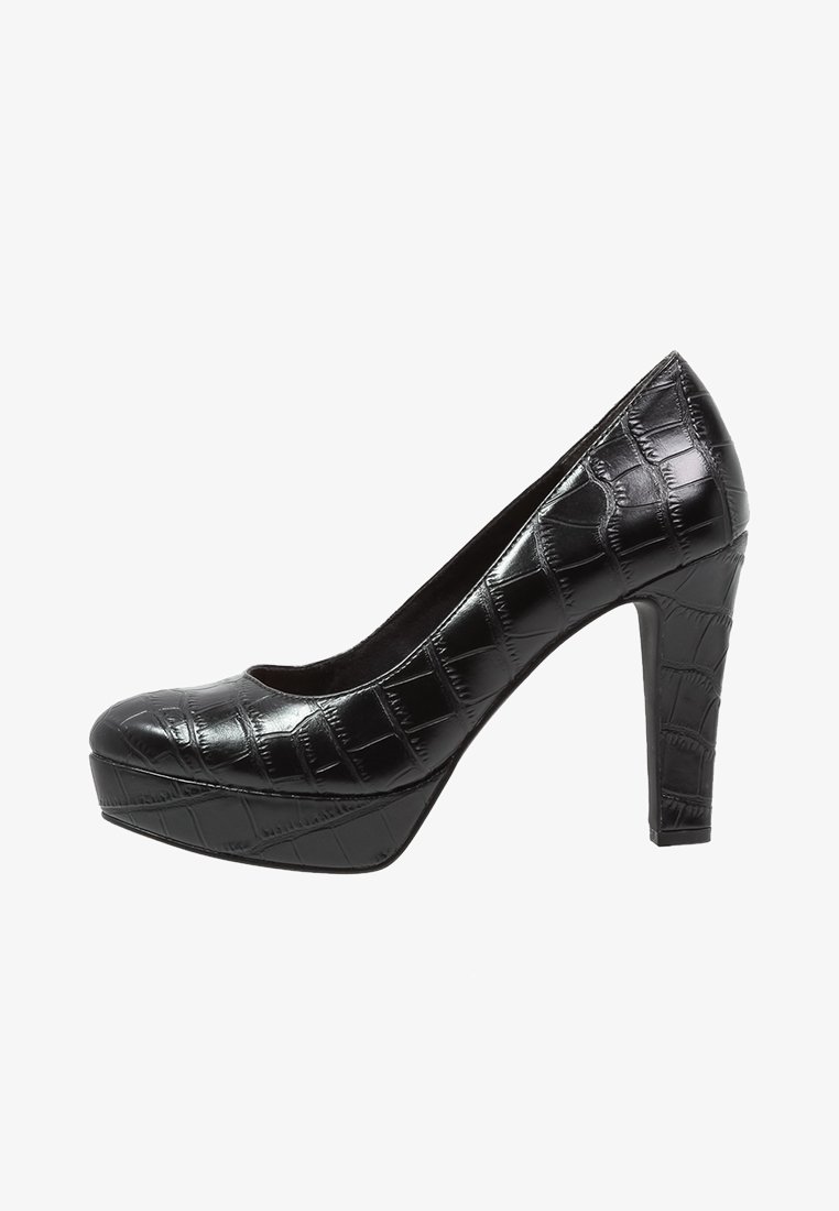 Escarpin noir à talon haut avec une finition en faux-crocodile texturé, bout arrondi et semelle plateforme, doté d'un talon rectangulaire épais.