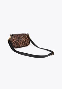 Borsa a tracolla con stampa leopardata, strap in pelle nera, dettagli in metallo dorato, forma rettangolare compatta e texture liscia.