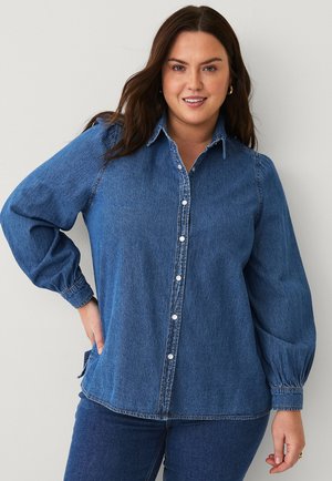 Blauwe denim overhemd met knopen en lange mouwen, fitted manchetten en een klassieke kraag. Heeft een losse pasvorm en zichtbare stikdetails.