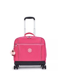 Valigia rosa con ruote, maniglia retrattile, tasca frontale con zip, dettagli grigi e un portachiavi a forma di scimmia pelosa attaccato. Texture liscia, materiale resistente.