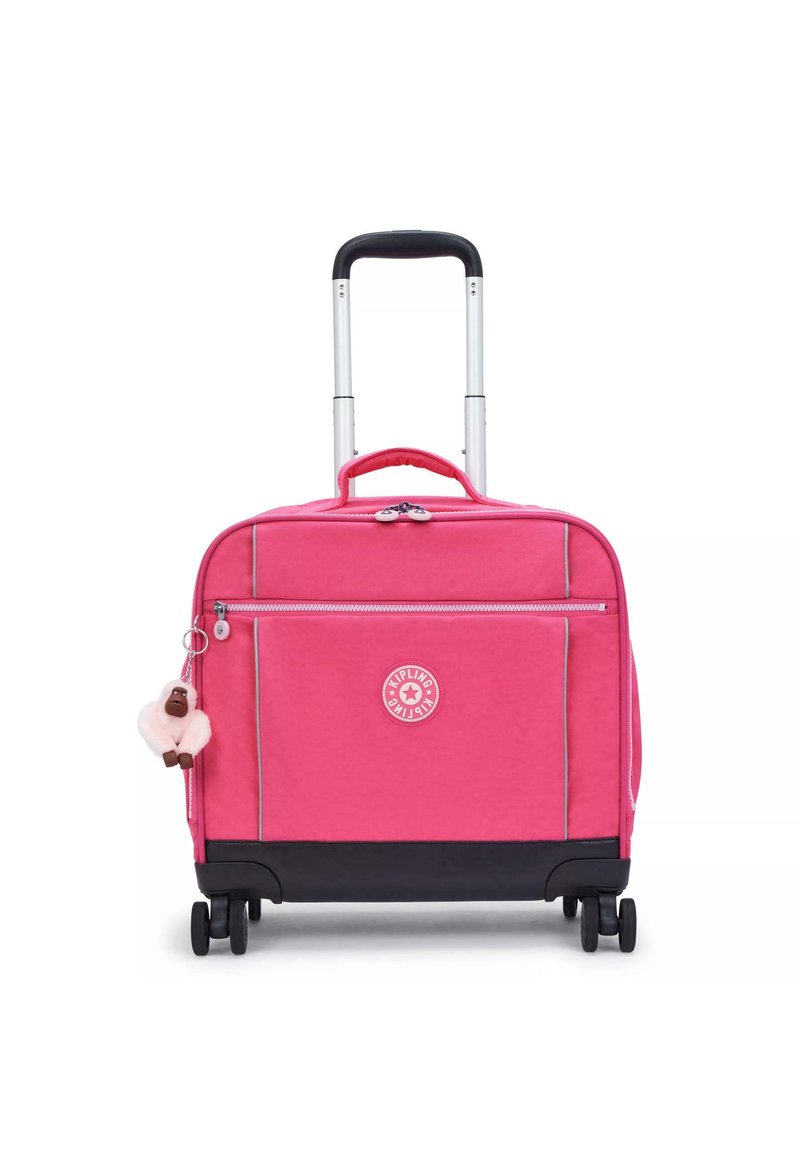 Valigia rosa con ruote, maniglia retrattile, tasca frontale con zip, dettagli grigi e un portachiavi a forma di scimmia pelosa attaccato. Texture liscia, materiale resistente.