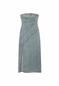 Denim-olkapäivävaate vaaleansinisena, jossa on istuva vartalo-osa, vinonauhakuvioita ja vasemmalla puolella halkio lisäsuunnittelua varten.