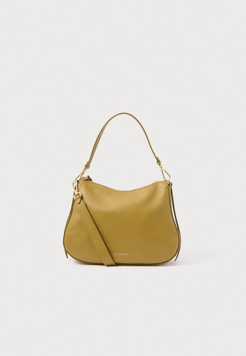 Sac à bandoulière en cuir jaune avec une finition texturée, doté d'une poignée courte et d'une sangle amovible. Détail de marque subtil en bas.