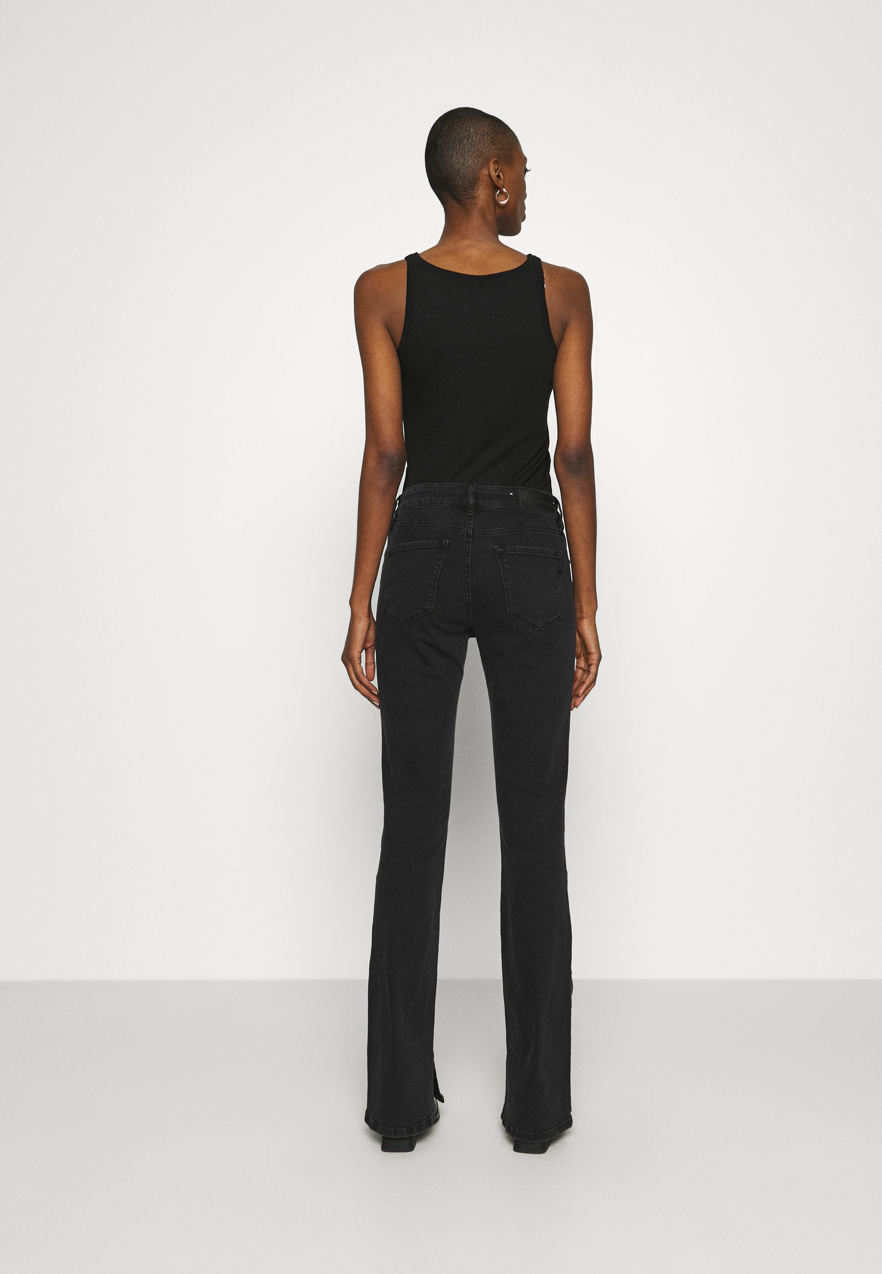 Pieszak MARIJA FLARE - Flared Jeans - black denim - Zalando.co.uk