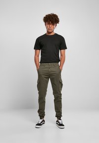 Urban Classics AOP GLENCHECK CARGO JOG PANTS - Cargobyxor - olive
