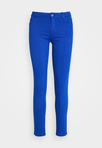Jeans ajustados azules hechos de denim, con un diseño de cinco bolsillos, cinturas para cinturón y un cierre frontal de botón y cremallera. Textura suave.