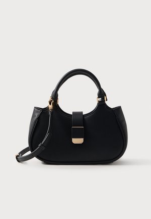Borsa nera a mezzaluna con un manico superiore singolo, tracolla regolabile e chiusura dorata sulla patta anteriore.