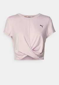 Top corto de color rosa claro, confeccionado en una tela suave, con un diseño de frente anudado y mangas cortas. Logo negro de Puma en el pecho.