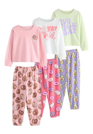Drei bunte Kinder-Pyjama-Sets mit langärmeligen Oberteilen und Hosen mit Brezel-, Donut- und Avocado-Motiven.