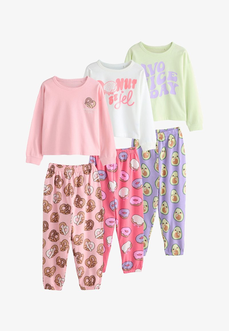 Trois ensembles de pyjama colorés pour enfants avec hauts à manches longues et pantalons aux motifs bretzel, donut et avocat.
