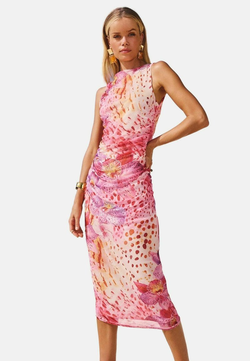 Rochie midi florală dintr-un material ușor, cu o paletă de culori roz și crem, detalii de pliu și o siluetă ajustată.