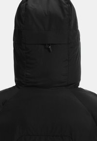 Fekete puffkabát magas gallérral és kapucnival. Simaságot sugalló anyagtextúra minimális varrásokkal és egyetlen cipzárral a kapucni hátoldalán.