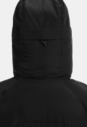 Jachetă puffer neagră cu guler înalt și glugă. Textură de material neted, cu cusături minime și un singur fermoar pe spatele glugii.