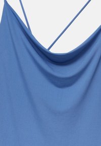 Tissu bleu avec un décolleté drapé en col bénitier et fines bretelles, montrant une texture lisse et des plis doux.