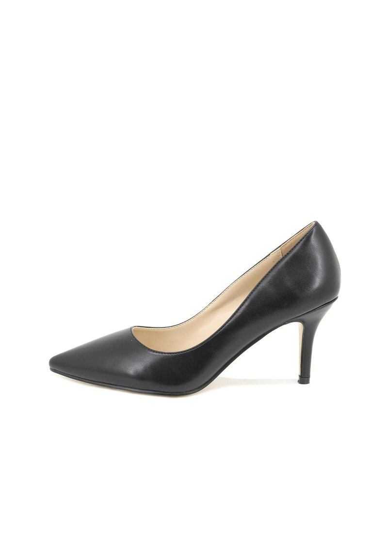 Pump nera in pelle con tacco a spillo di 3 pollici e punta appuntita. Texture liscia con soletta color carne. Nessun motivo o accento visibile.