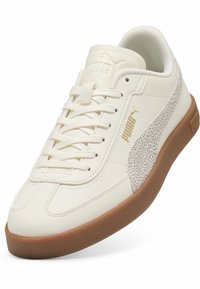 Witte leren sneaker met een gestructureerd beige zijpaneel en gouden merklogo. Voorzien van een rubberen buitenzool en een standaard vetersluiting.