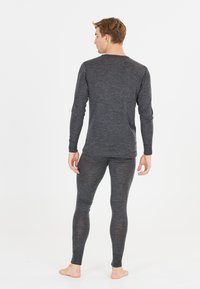 Mäns termisk långärmad topp och leggings, mörkgrå, figurnära design, mjuk textur, ribbade muddarna, släta sömmar.