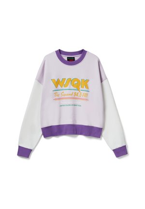 Lila-weißes Sweatshirt mit langen Ärmeln mit dem Text „WSQK The Squawk 94.5 FM“ und dem United Colors of Benetton-Logo auf der Vorderseite.