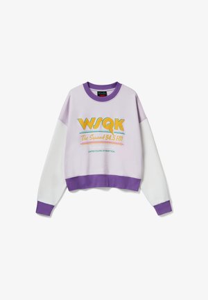 Lila-weißes Sweatshirt mit langen Ärmeln mit dem Text „WSQK The Squawk 94.5 FM“ und dem United Colors of Benetton-Logo auf der Vorderseite.