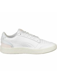 Białe skórzane sneakersy z perforowanymi detalami, różowym akcentem na pięcie, płaską, teksturowaną podeszwą oraz tradycyjnym sznurowaniem.