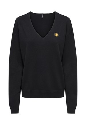 Pull-over noir à col en V et manches longues, orné d'un petit emblème de soleil jaune sur le côté gauche de la poitrine, avec des poignets et un ourlet côtelés.