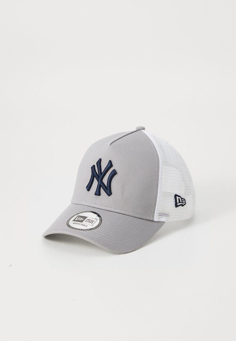 Cappello grigio con pannelli in rete bianca, con un logo ricamato in navy sul davanti e un'etichetta con il marchio sulla parte inferiore della visiera.