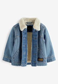 Chaqueta de denim con forro y cuello de sherpa crema, cierre de botones, dos bolsillos laterales y una etiqueta negra y dorada cosida en el dobladillo frontal.