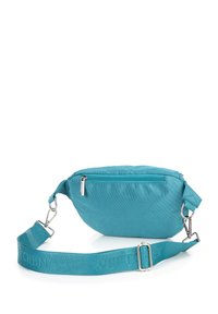 Marsupio in tessuto turchese con forma piatta, tasca anteriore con zip, tracolla regolabile e dettagli in metallo argentato. Presenta il nome del marchio impresso sulla tracolla.