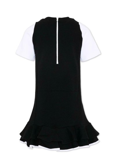 Robe noire sans manches avec manches courtes blanches, fermeture éclair au dos et ourlet à volants superposés.