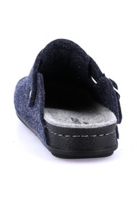 Pantofole in feltro blu con design aperto sul retro, fodera interna grigia e suola in gomma nera. Presentano cuciture bianche e cinturini regolabili.