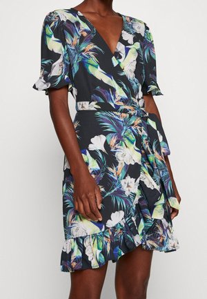 Schwarzes Wickelkleid mit buntem tropischem Blumenmuster, kurzen Puffärmeln, Rüschensaum und Taillengurt bei einem dunkelhäutigen Model.