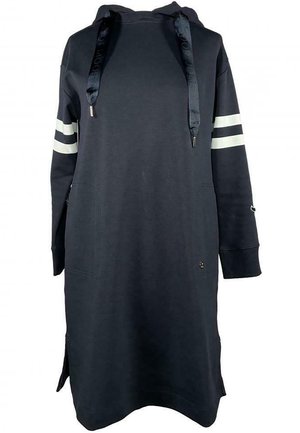 Longue robe sweat à capuche noire avec deux bandes blanches sur chaque manche, grandes poches avant et larges cordons noirs sur la capuche.
