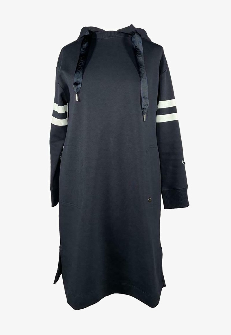 Longue robe sweat à capuche noire avec deux bandes blanches sur chaque manche, grandes poches avant et larges cordons noirs sur la capuche.