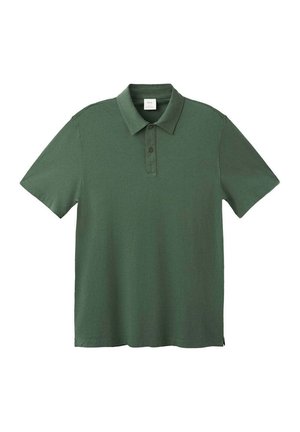 Polo vert à manches courtes avec ouverture à deux boutons et col classique, présenté sur fond blanc.