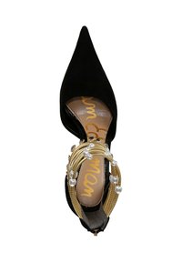 Décolleté nera in suede con punta affilata, caratterizzata da un elegante accento dorato e perle attorno alla caviglia e una soletta beige con lettering dorato.