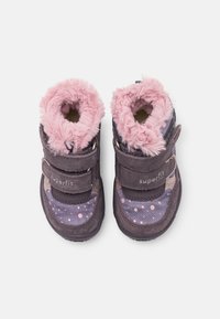 Zapatos para niños pequeños en color púrpura con forro de piel sintética rosa, dos correas de velcro y patrones de lunares en los laterales. Material suave y texturizado en toda su superficie.