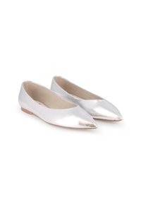 Bailarinas metálicas plateadas con un diseño de punta y tacón bajo. Textura suave con acentos mínimos y una silueta simple y elegante.