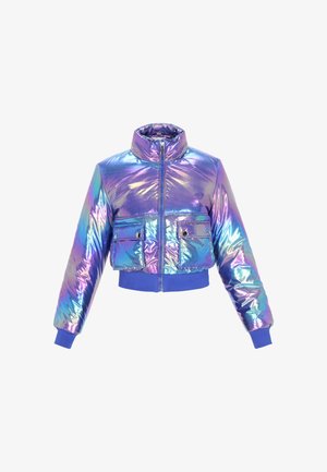 Iridescent cropped pufferjack uit met een hoge kraag, ritssluiting, twee voorzakken en elastische mouwen en zoom in paarse en blauwe tinten.