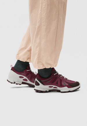 ECCO BIOM C TRAIL - Sneakers laag - mocha/dark ruby/dark ruby