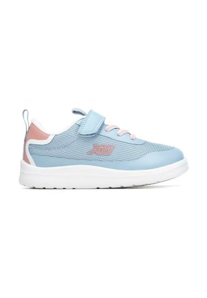 Zapatilla infantil azul claro y rosa con suela blanca, parte superior de malla, cierre de velcro y cordones rosas.