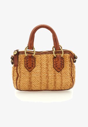 Piccola borsa rettangolare intrecciata in paglia con manici e dettagli in pelle marrone, caratterizzata da anelli metallici dorati e chiusura superiore con zip.