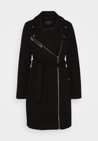 Svart kappa med bälte i midjan, dragkedjestängning framtill och silverfärgade detaljer. Har en slagkrage och en rak silhuett.