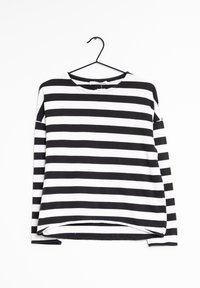 Černobíle pruhovaná dlouhá rukávová košile na ramínku. Látka vypadá jemně, s rovnoměrně rozmístěnými horizontálními pruhy a kulatým výstřihem.