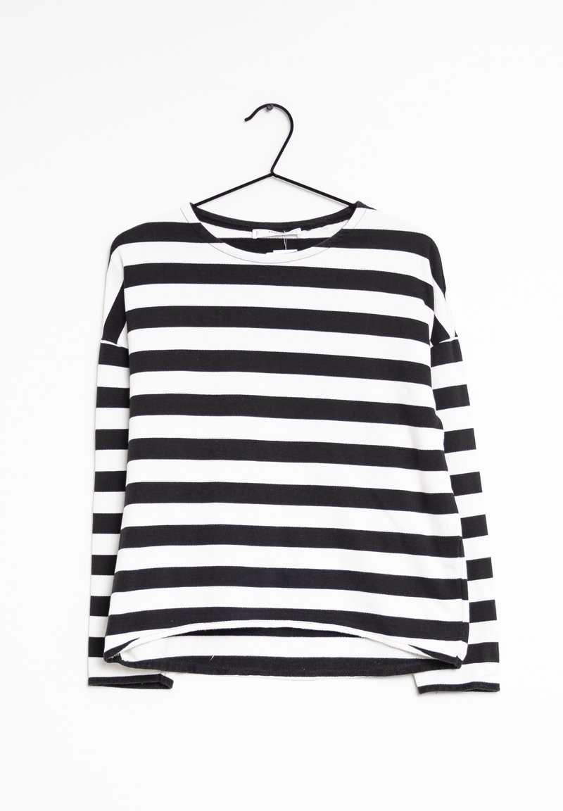 Černobíle pruhovaná dlouhá rukávová košile na ramínku. Látka vypadá jemně, s rovnoměrně rozmístěnými horizontálními pruhy a kulatým výstřihem.