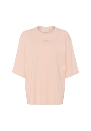 Világos rózsaszín, rövid ujjú póló, puha anyagból készült, kerek nyakkivágással és diszkrét márkajelzéssel a mellkason.