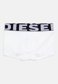 Bele boxerice bele barve, narejene iz mehke bombažne tkanine, z črnim elastičnim pasom, ki nosi ime blagovne znamke "DIESEL" v bold sivo pisanju.